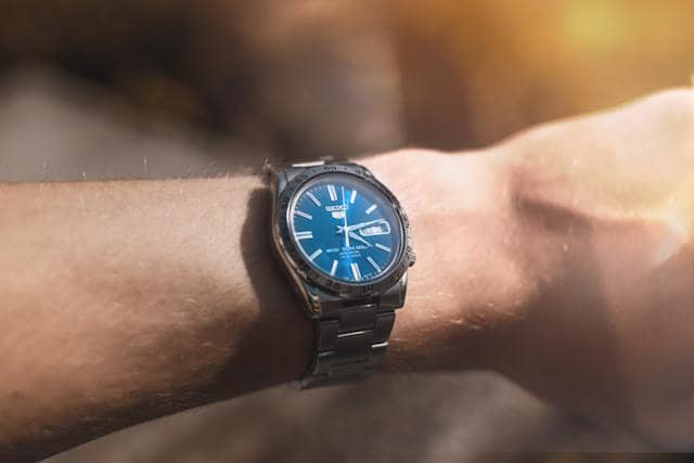 ilustrasi jam tangan dengan dial biru 