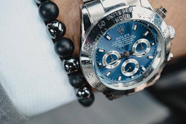 ilustrasi jam tangan dengan dial biru