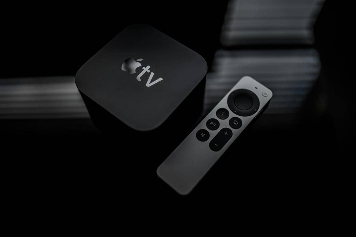 ilustrasi remote dan Apple TV box