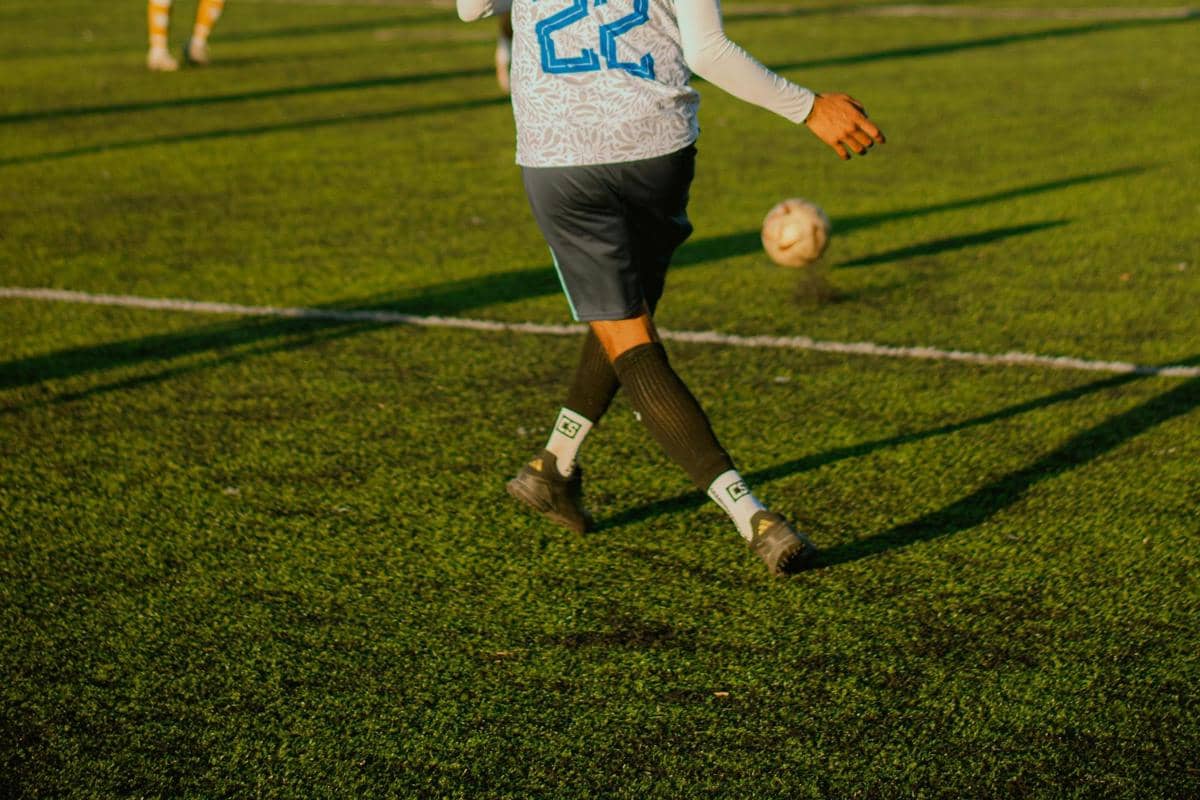 ilustrasi pemain sepak bola di lapangan