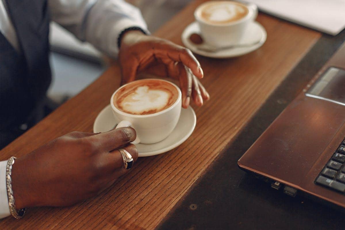 ilustrasi minum cappucinno