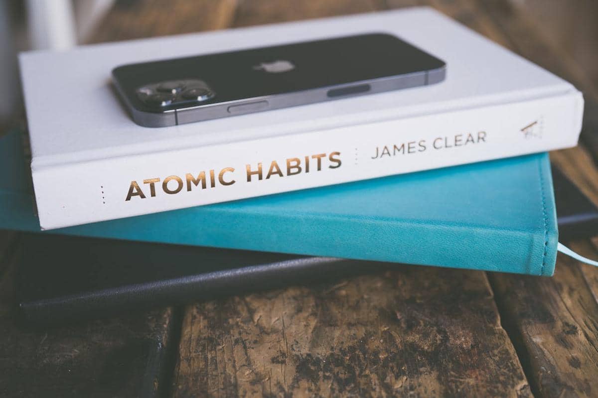 Tampilan buku Atomic Habits karya James Clear.