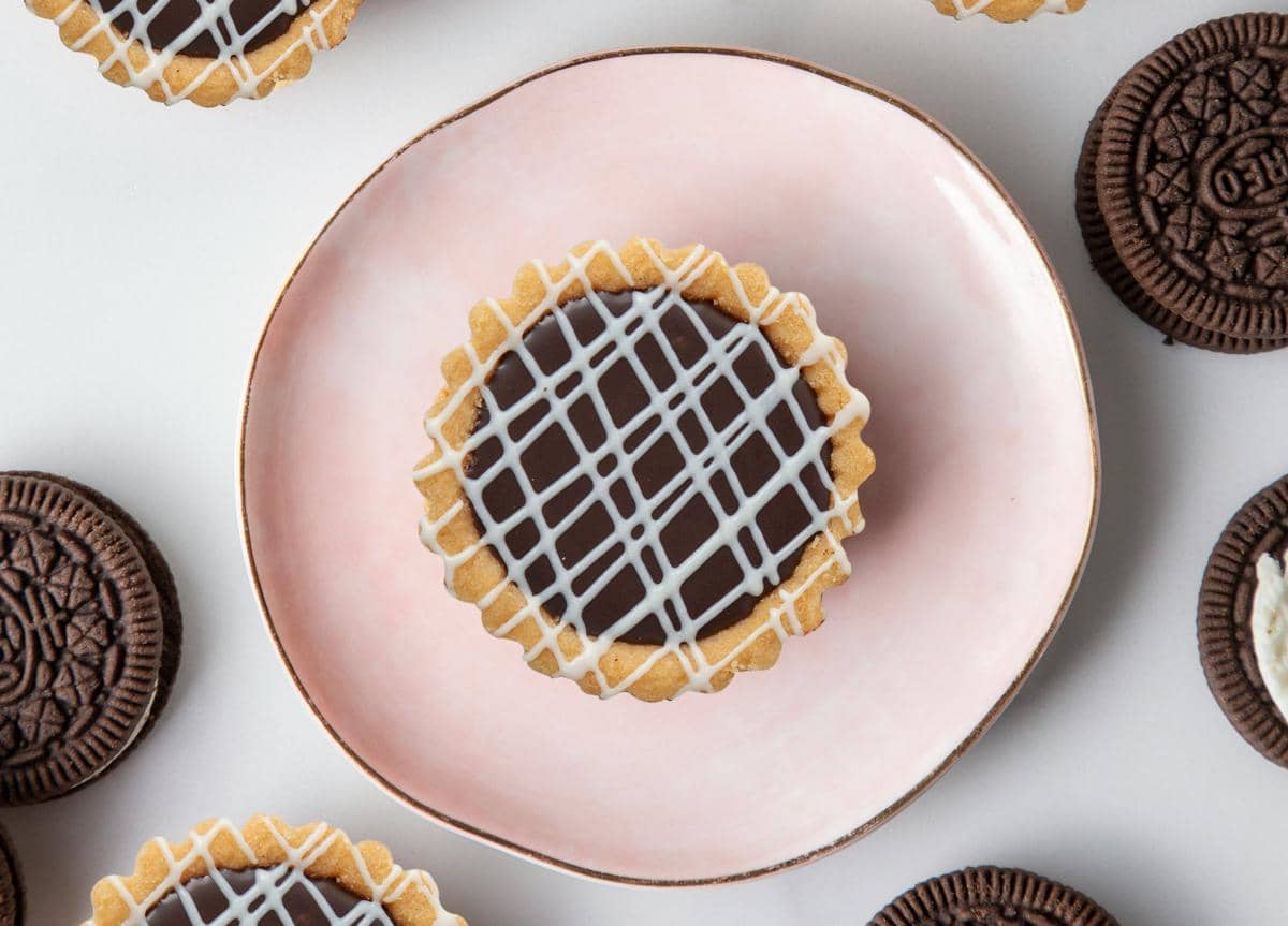 ilustrasi no bake pie cokelat 