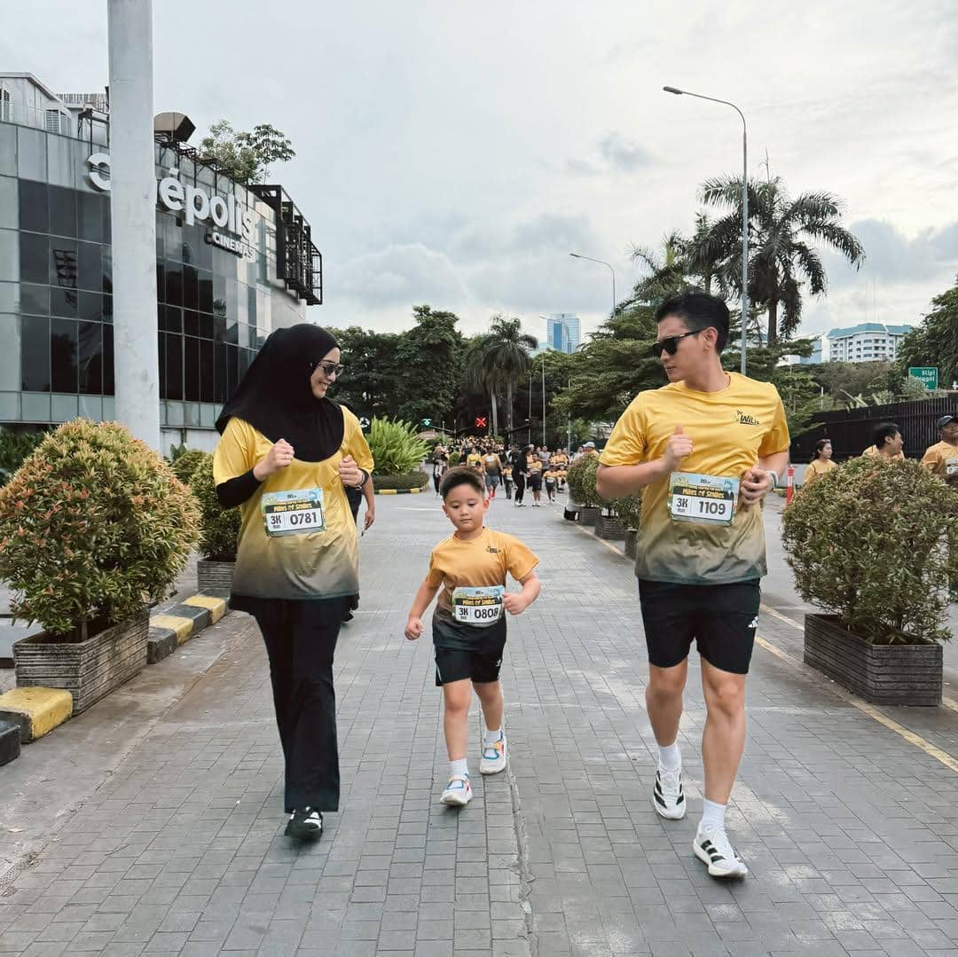 Keluarga Citra Kirana ikut family run.