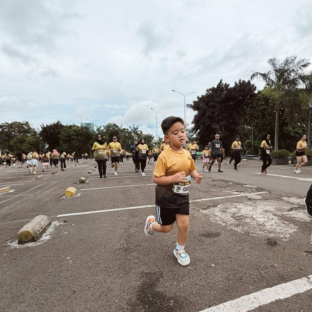 Keluarga Citra Kirana ikut family run.