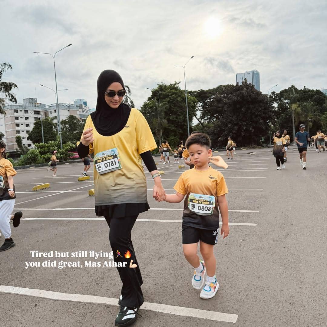 Keluarga Citra Kirana ikut family run.
