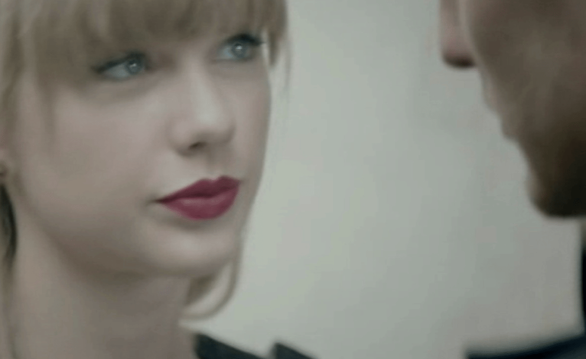 Taylor Swift dalam musik video "Begin Again"
