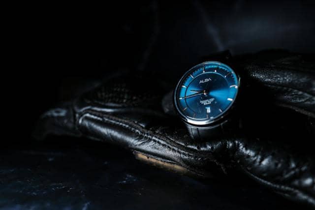 ilustrasi jam tangan dengan dial biru 