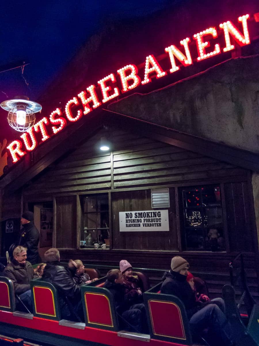 potret Rutschebanen, roller coaster kayu legendaris di Tivoli Gardens yang beroperasi sejak 1914 