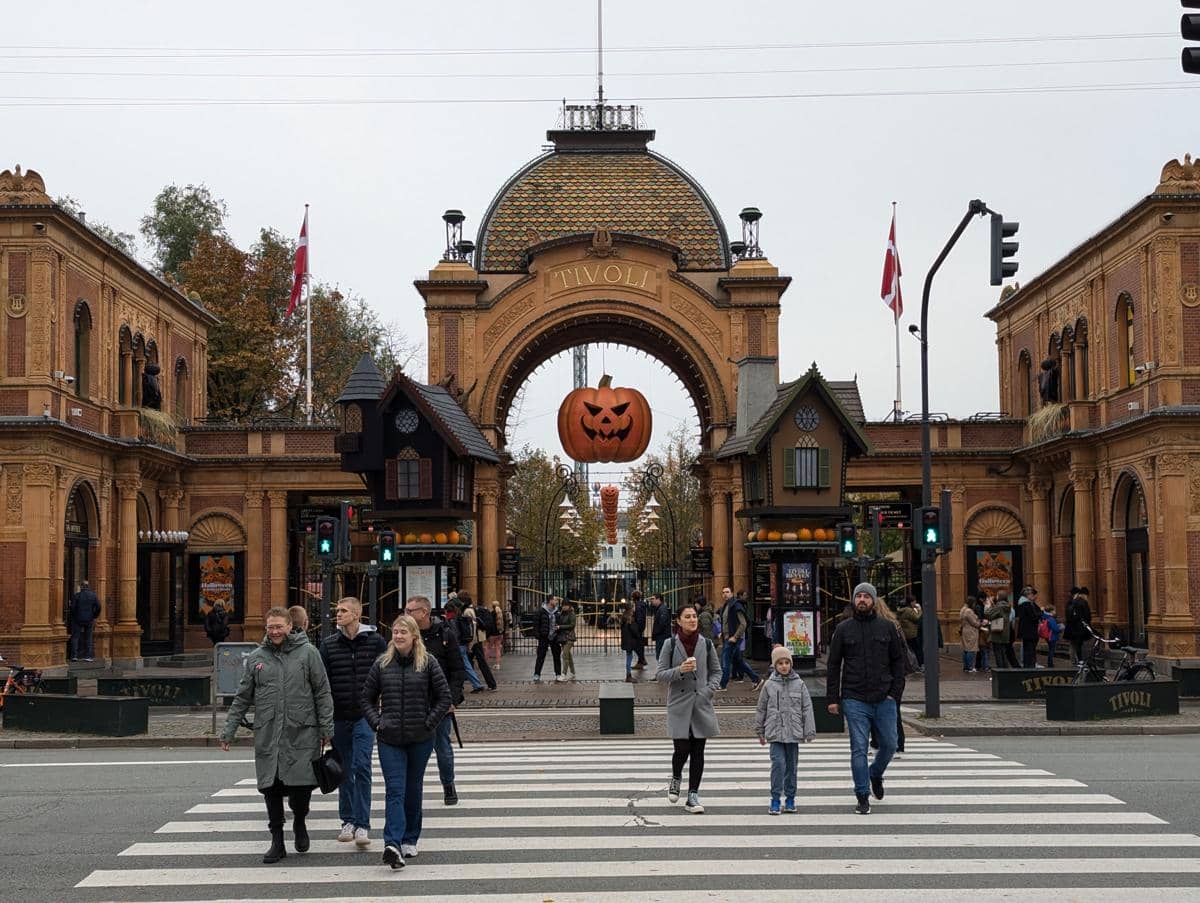 potret pintu masuk Tivoli Gardens, salah satu taman hiburan tertua yang masih beroperasi 