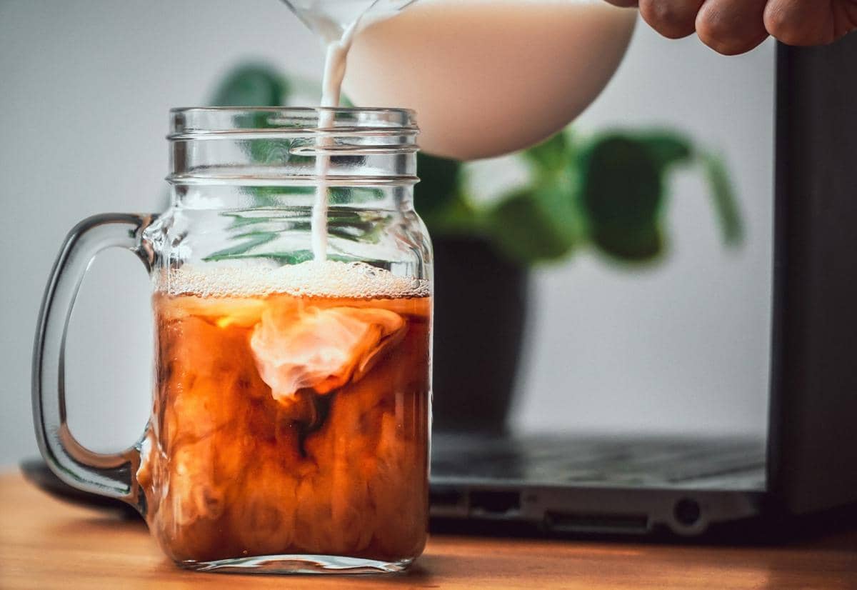 ilustrasi menuangkan susu ke dalam coffee