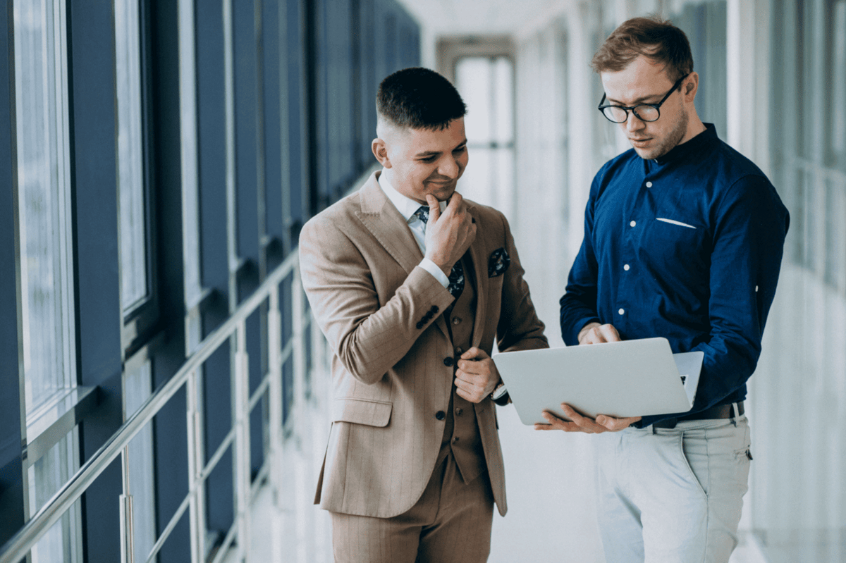 ilustrasi dua pria partner kerja