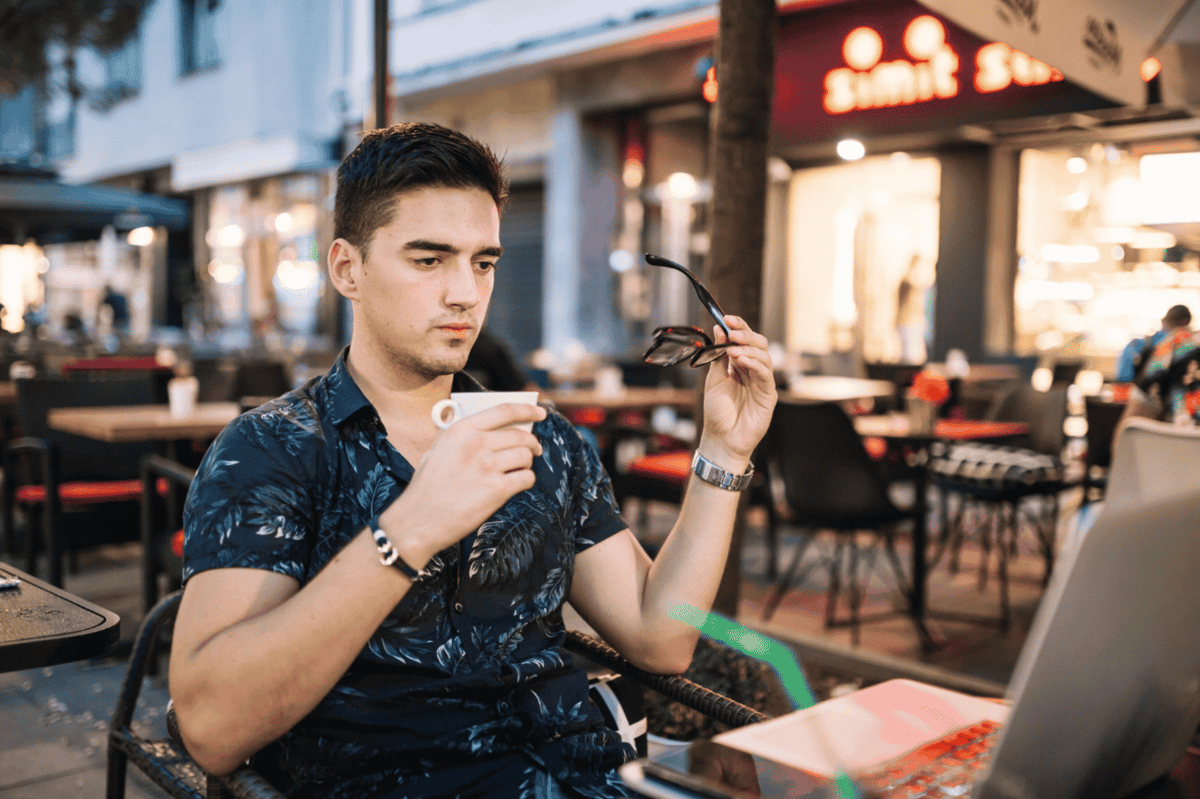 5 Sifat Tersembunyi Pria yang Suka Cafe Hopping Sendirian, Kenali!