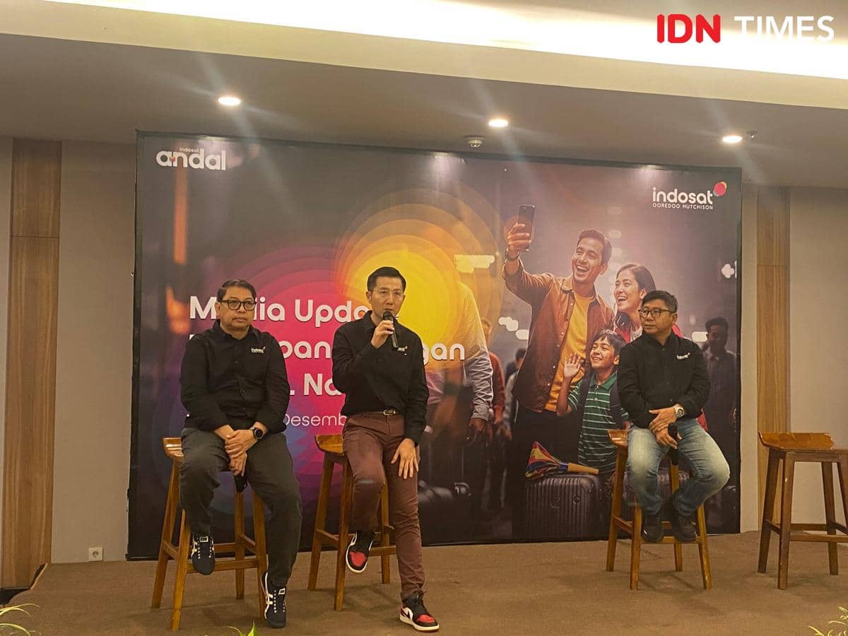 Direksi Indosat menyampaikan update terkait pemulihan jaringan dampak banjir Sumatra dan persiapan Nataru, Selasa (16/12/2025) (IDN Times/Doni Hermawan)