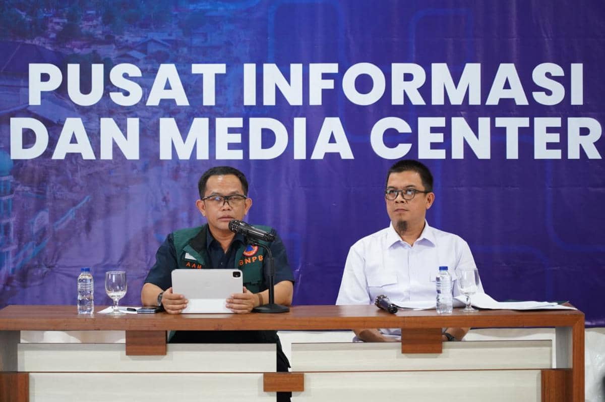 Kepala Pusat Data, Informasi, dan Komunikasi Kebencanaan Badan Nasional Penanggulangan Bencana (BNPB) Abdul Muhari dalam jumpa pers penanggulangan bencana banjir Sumatra. (Dok. BNPB)