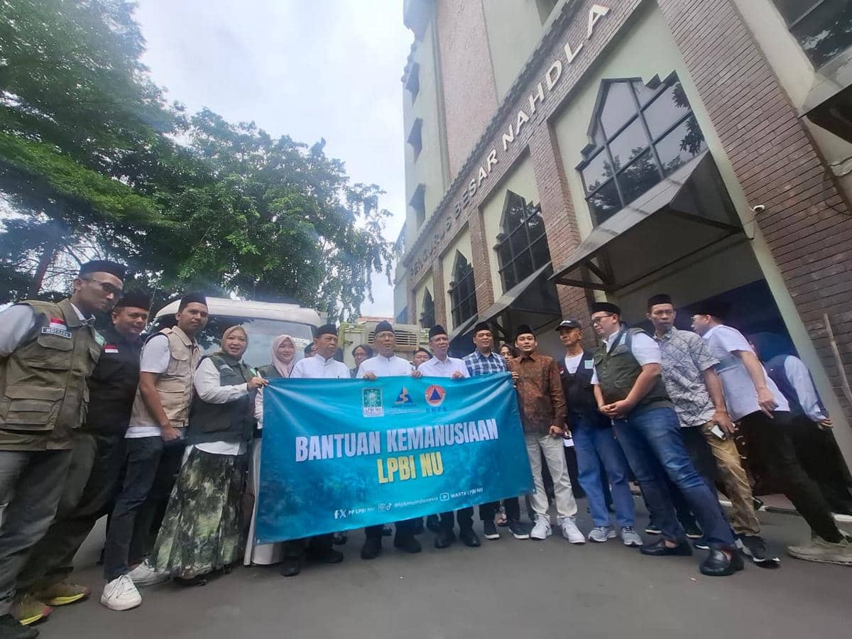 Ketua Umum Pengurus Besar Nahdlatul Ulama (PBNU), KH Yahya Cholil Staquf, melepas keberangkatan Tim Relawan NU Peduli menuju pulau Sumatra (dok. PBNU)