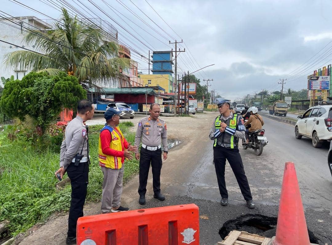 Kondisi jalan amblas di KM 13 Jalintim Betung. (Dok. Polres Banyuasin)