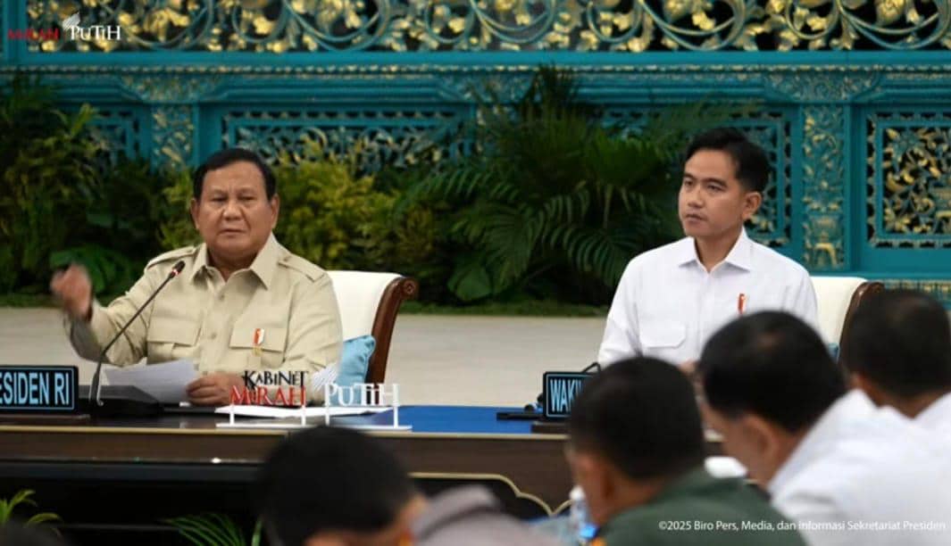 Presiden Prabowo Subianto memberikan arahan kepada kepala daerah se-Papua di Istana Negara, Jakarta,