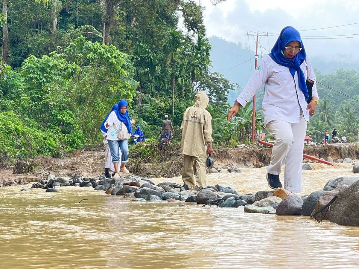 Tenaga kesehatan di Padang berjuang menuju lokasi pengungsian yang belum bisa ditempuh dengan kendaraan (Foto: IDN Times/Halbert Caniago)