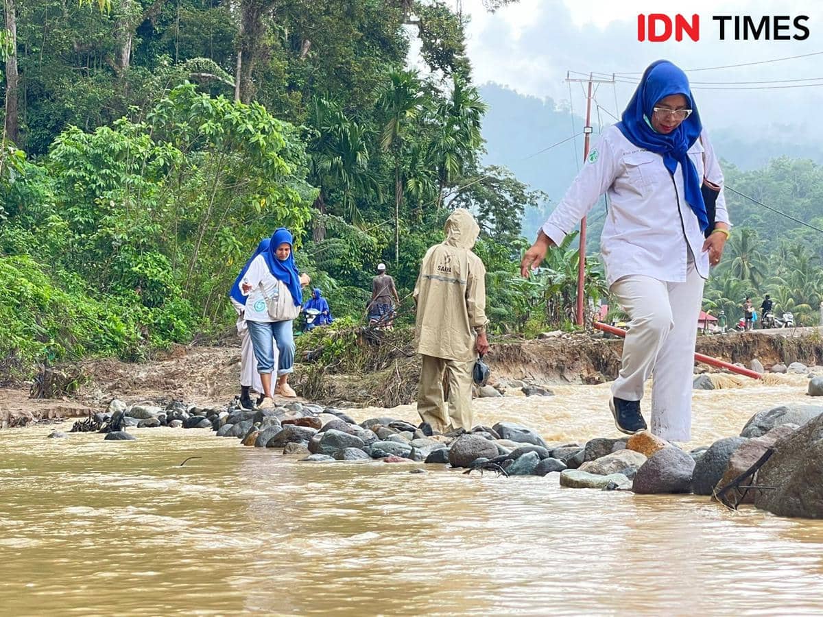 Tenaga kesehatan di Padang berjuang menuju lokasi pengungsian yang belum bisa ditempuh dengan kendaraan (Foto: IDN Times/Halbert Caniago)