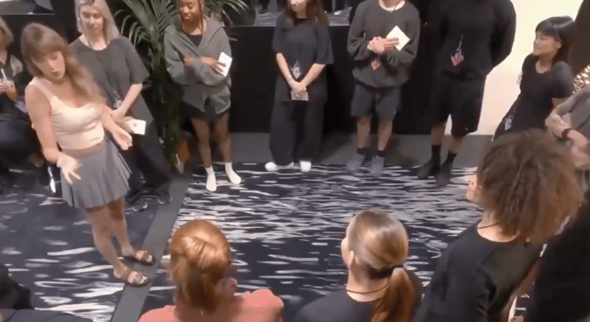 momen Taylor Swift berikan bonus ke tim