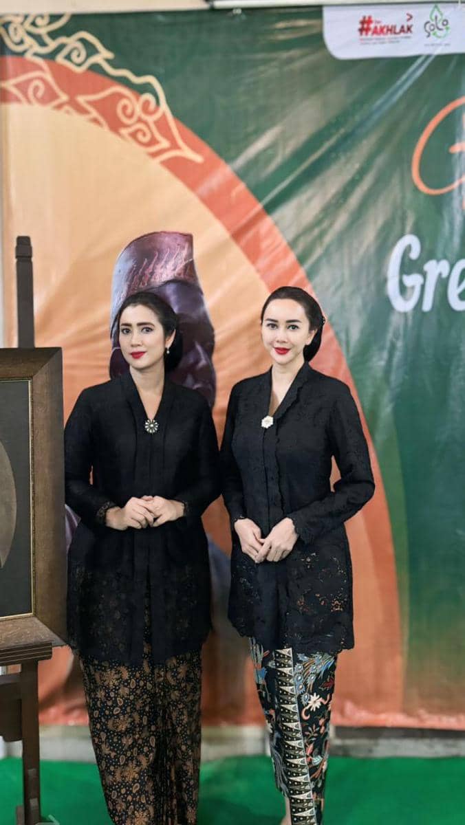 V-neck top ala Aura Kasih