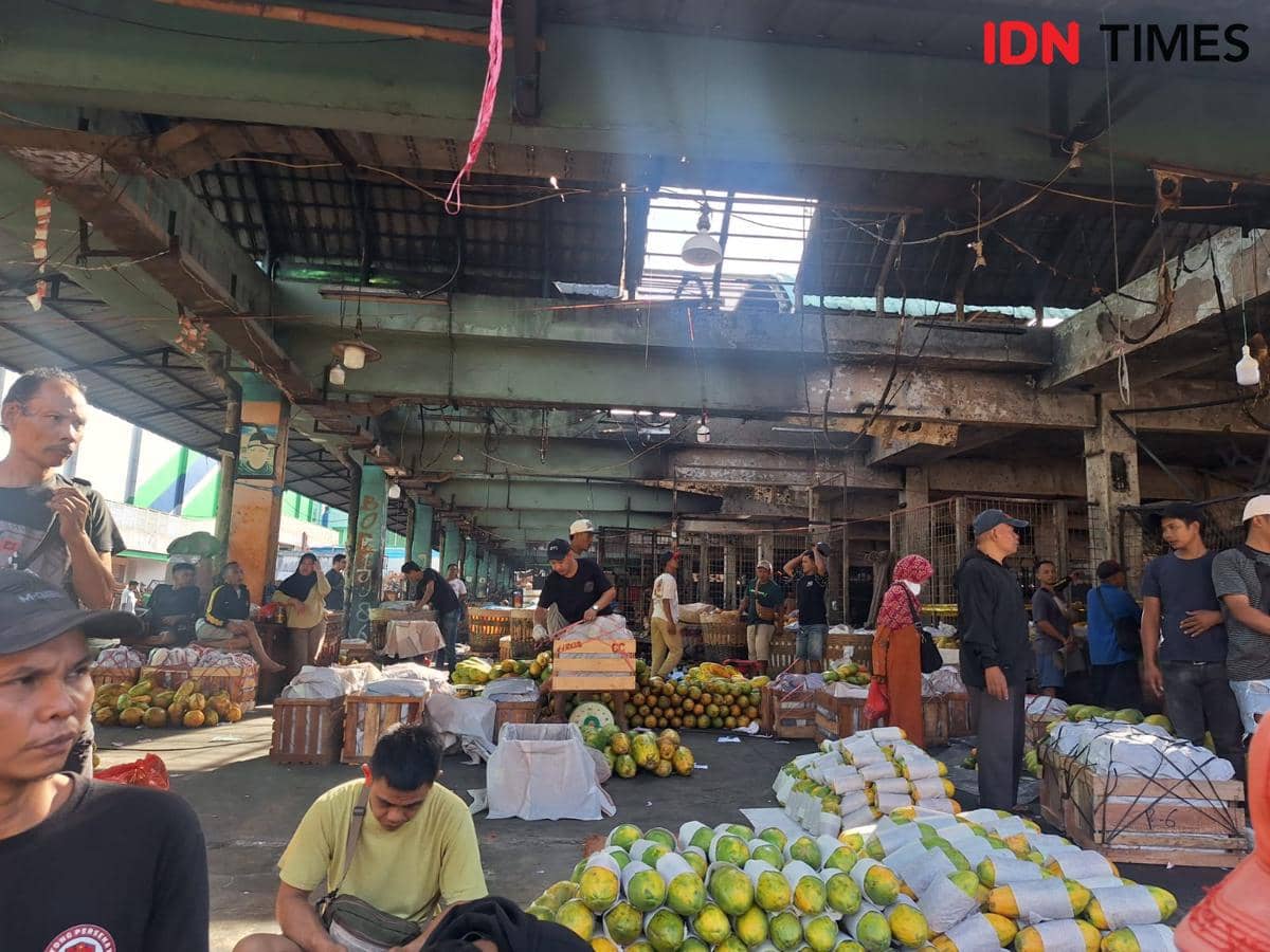 Gubernur DKI Jakarta Pramono Anung meninjau Pasar Induk Kramatjati