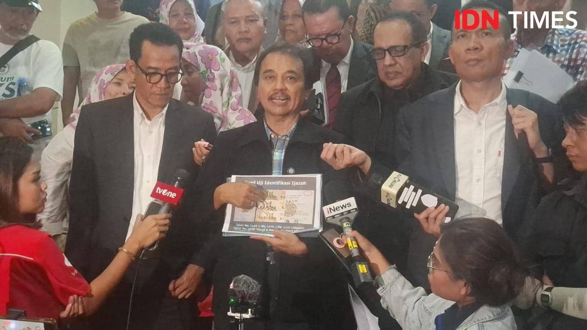 Roy Suryo setelah mengikuti gelar perkara khusus kasus dugaan ijazah palsu Jokowi di Polda Metro, Selasa (16/12/2025). (IDN Times/Irfan Fathurohman)