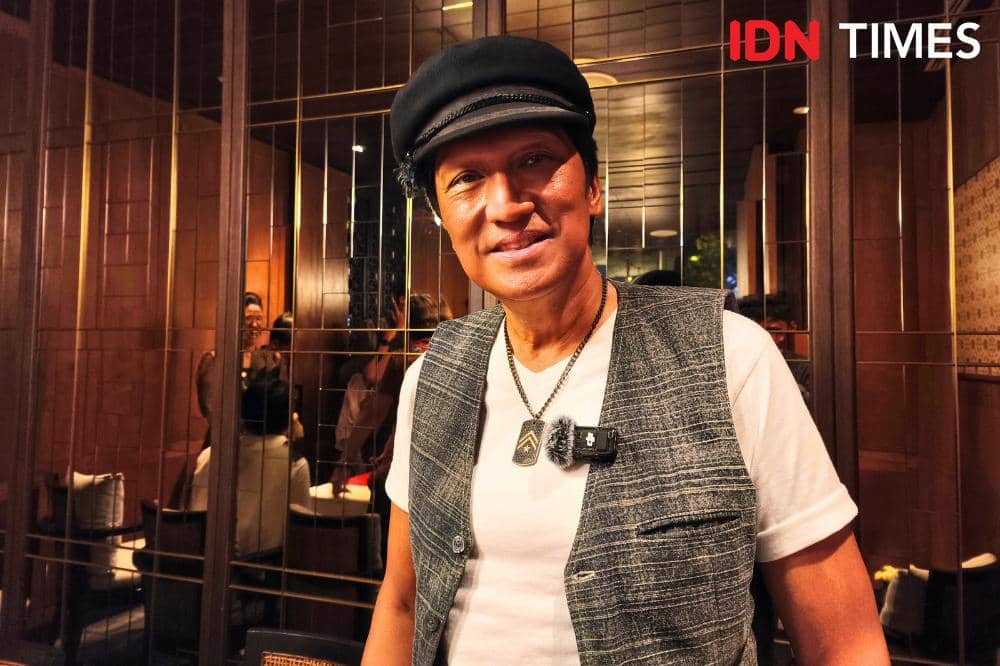 Potret Ikang Fawzi saat ditemui dalam Press Conference 100 Musisi Heal Sumatra, Selasa (16/12/2025)