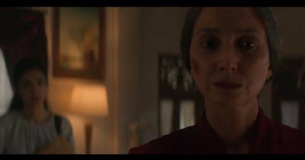 Sri menanyai soal asal mula tragedi ke Mbah Karsa - Janur Ireng