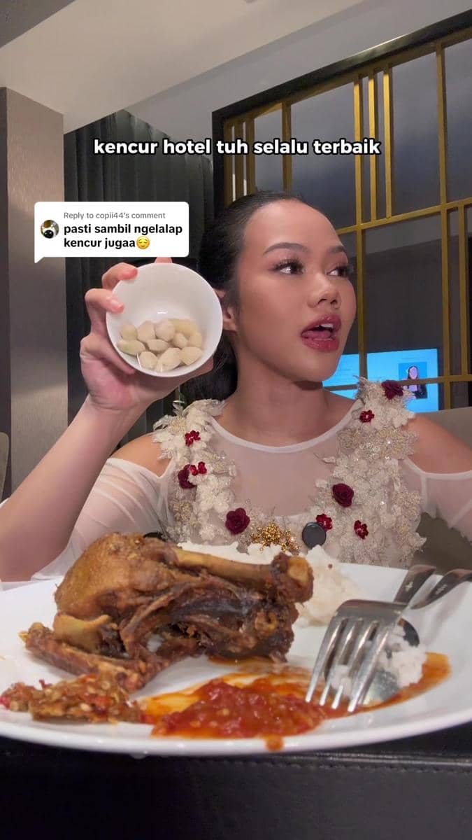 Tangkapan layar Yura Yunita makan bebek goreng di Bebek Tugu Pahlawan Surabaya