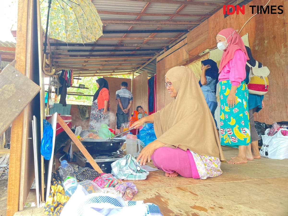 Seorang warga memasak di Huntara yang dibuat secara mandiri (Foto: IDN Times/Halbert Caniago)