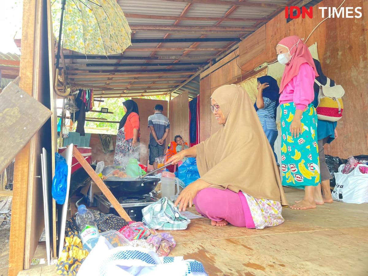 Seorang warga memasak di Huntara yang dibuat secara mandiri (Foto: IDN Times/Halbert Caniago)