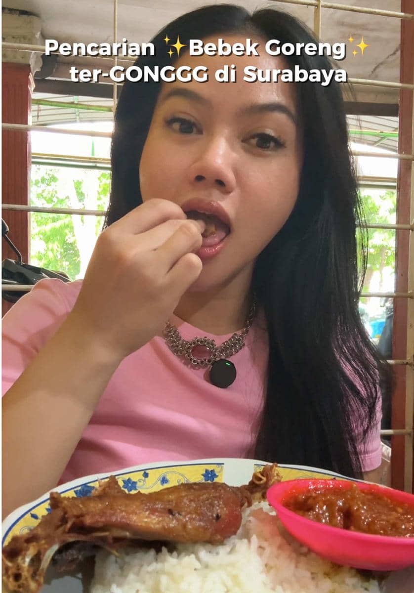 Tangkapan layar Yura Yunita makan bebek goreng di Bebek Palupi Surabaya