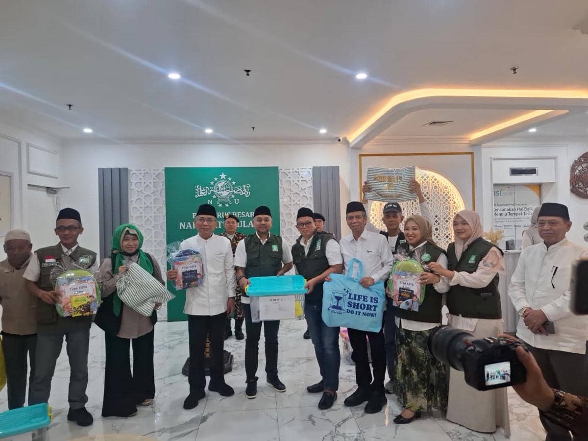Ketua Umum Pengurus Besar Nahdlatul Ulama (PBNU), KH Yahya Cholil Staquf, melepas keberangkatan Tim Relawan NU Peduli menuju pulau Sumatra (dok. PBNU)