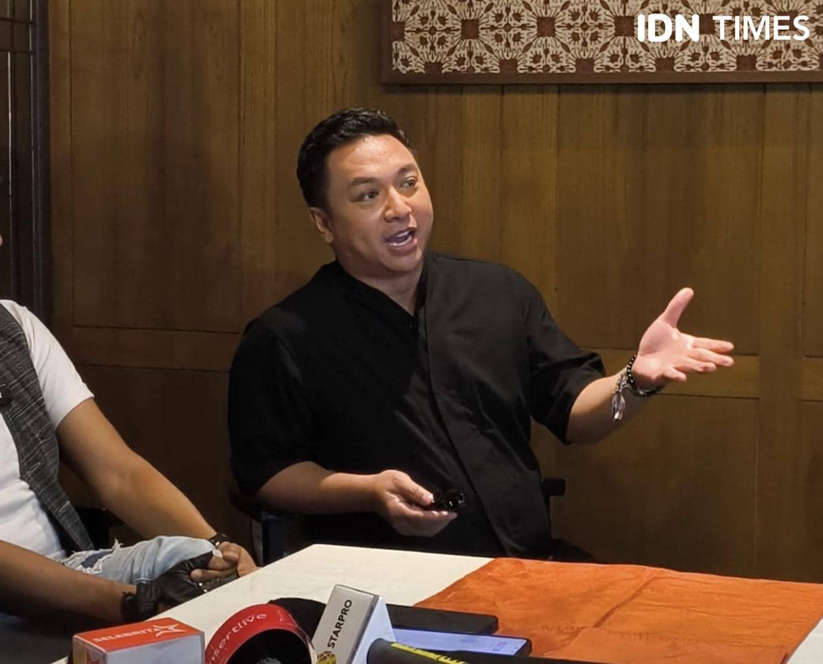 Potret Mario Ginanjar dalam Press Conference 100 Musisi Heal Sumatra di Jakarta, Selasa (16/12/2025)