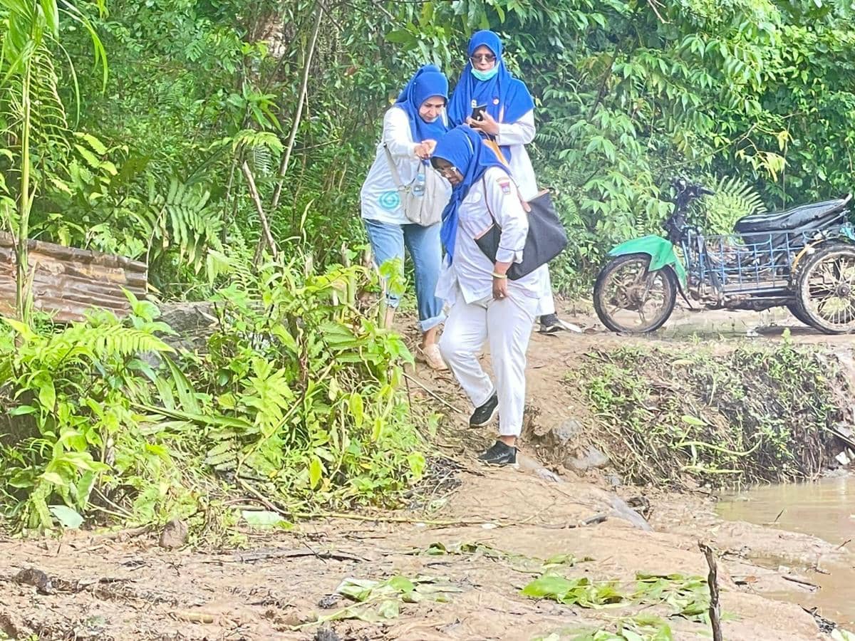 Tenaga kesehatan di Padang berjuang menuju lokasi pengungsian yang belum bisa ditempuh dengan kendaraan (Foto: IDN Times/Halbert Caniago)
