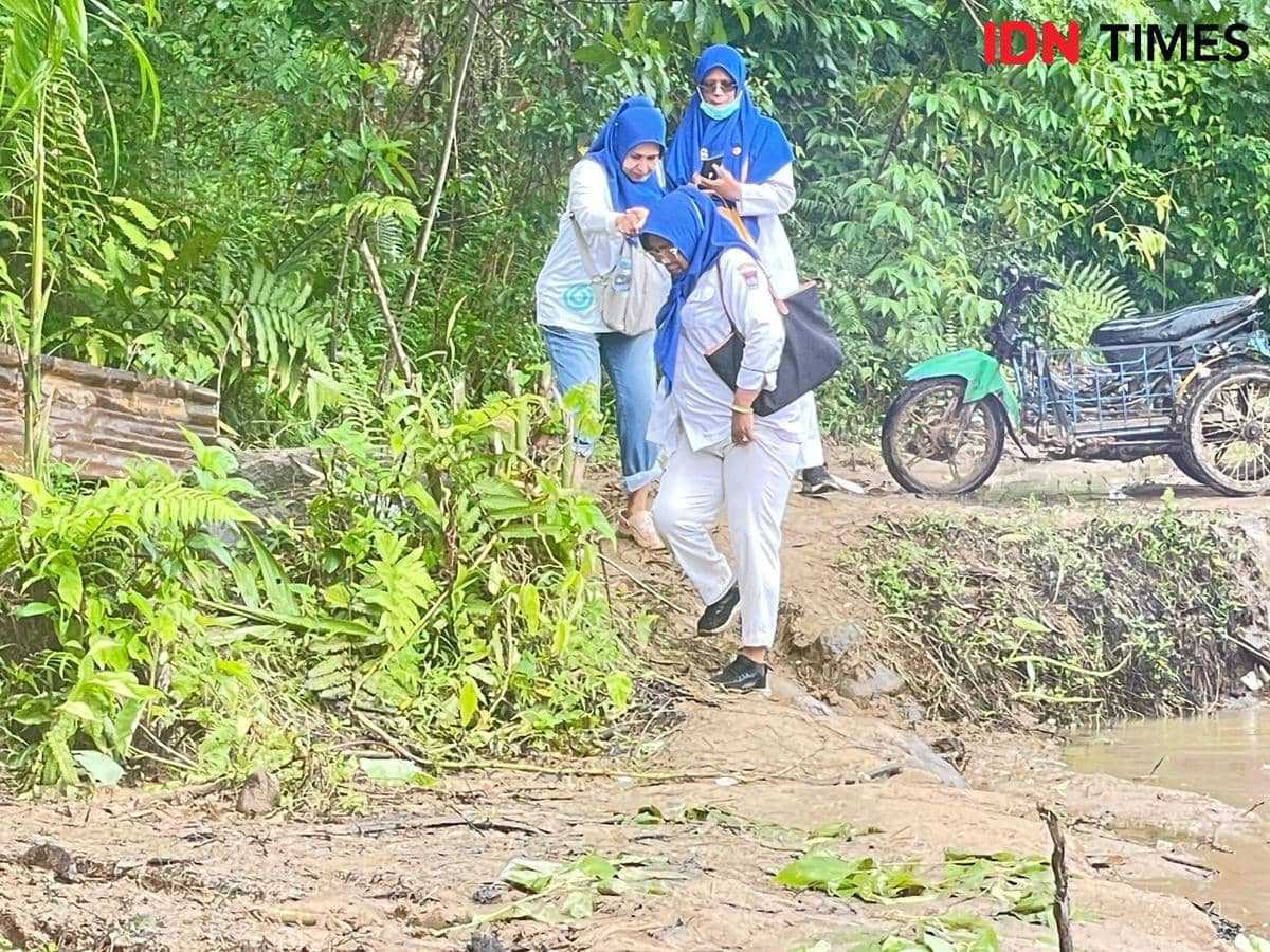 Tenaga kesehatan di Padang berjuang menuju lokasi pengungsian yang belum bisa ditempuh dengan kendaraan (Foto: IDN Times/Halbert Caniago)