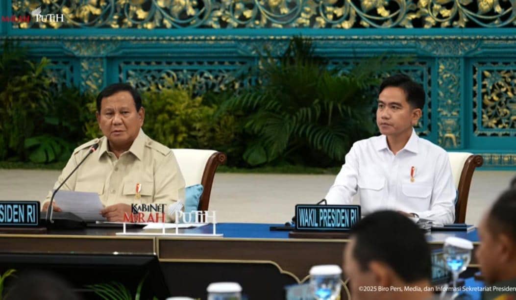 Presiden Prabowo Subianto memberikan arahan kepada kepala daerah se-Papua di Istana Negara, Jakarta,