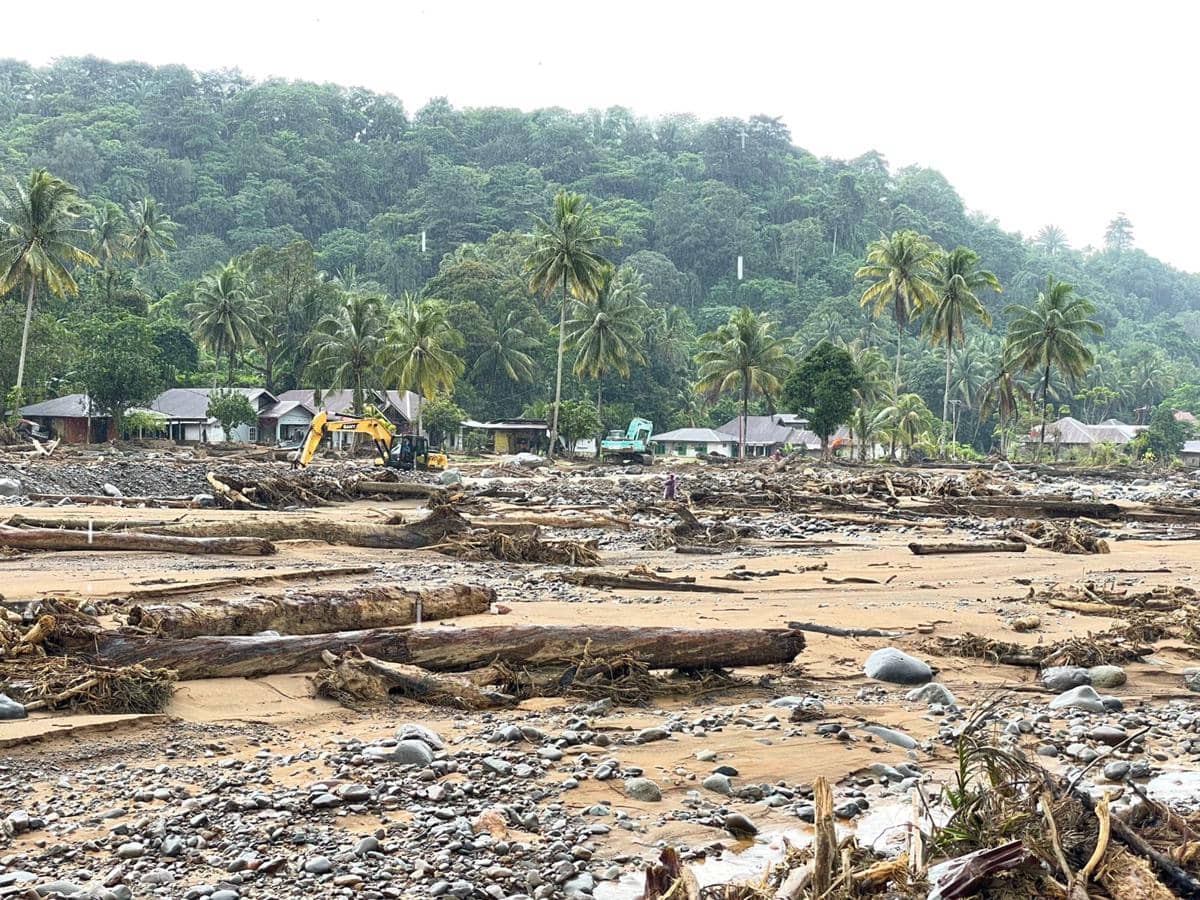 Keadaan di lokasi bencana banjir bandang yang terjadi di Batu Busuk Padang (Foto: IDN Times/Halbert Caniago)