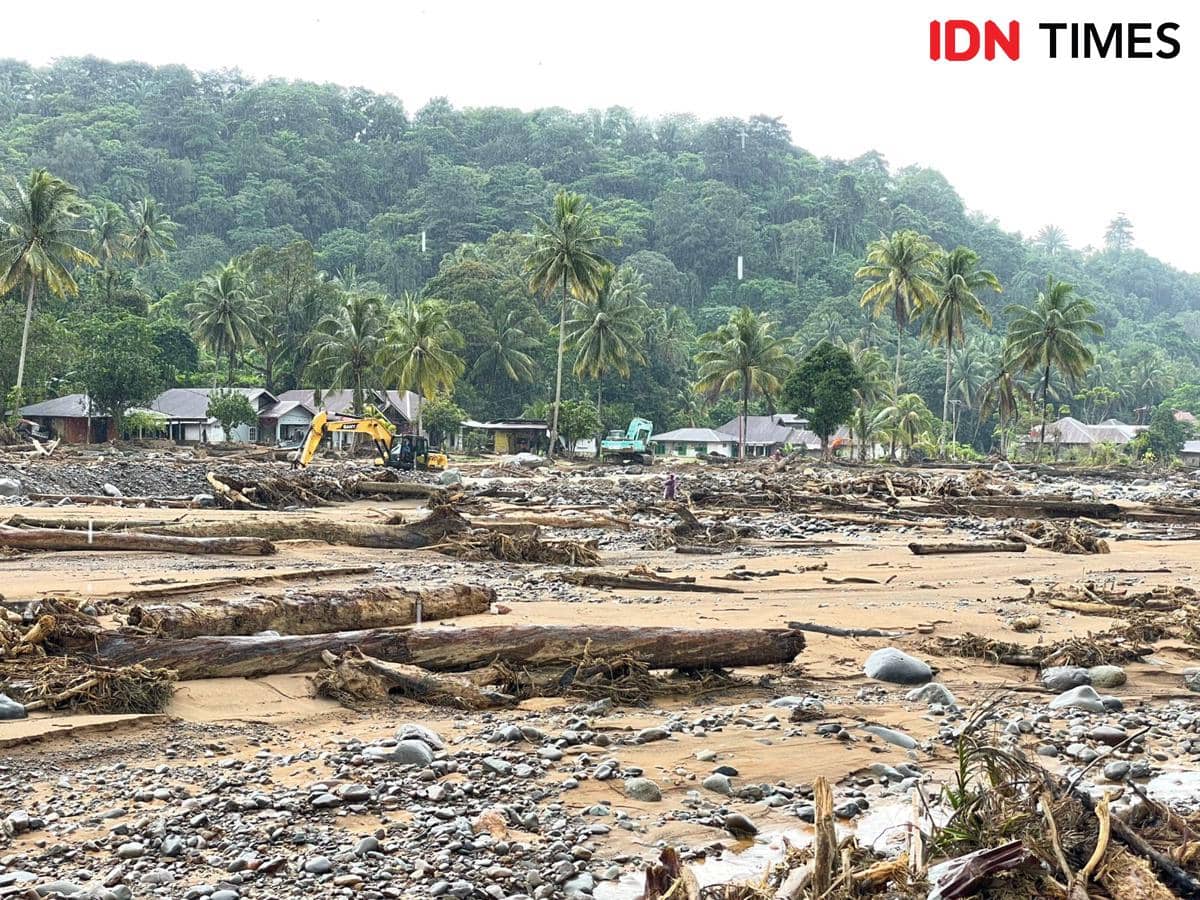 Keadaan di lokasi bencana banjir bandang yang terjadi di Batu Busuk Padang 