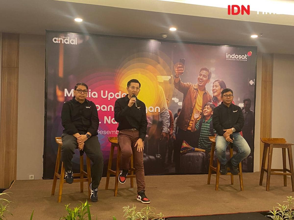 Direksi Indosat menyampaikan update terkait pemulihan jaringan dampak banjir Sumatra dan persiapan Nataru, Selasa (16/12/2025) (IDN Times/Doni Hermawan)