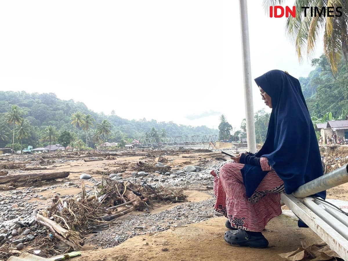 Seorang warga di Batu Busuk, Padang mengabarkan keluarganya terkait keadaan terbaru di tempat tinggalnya (Foto: IDN Times/Halbert Caniago)