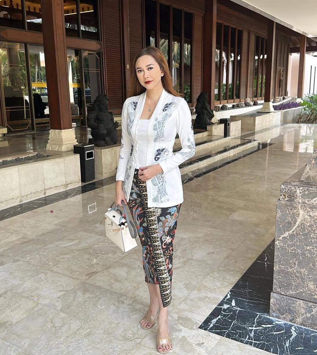 Kebaya Aura Kasih. (instagram.com/aurakasih)