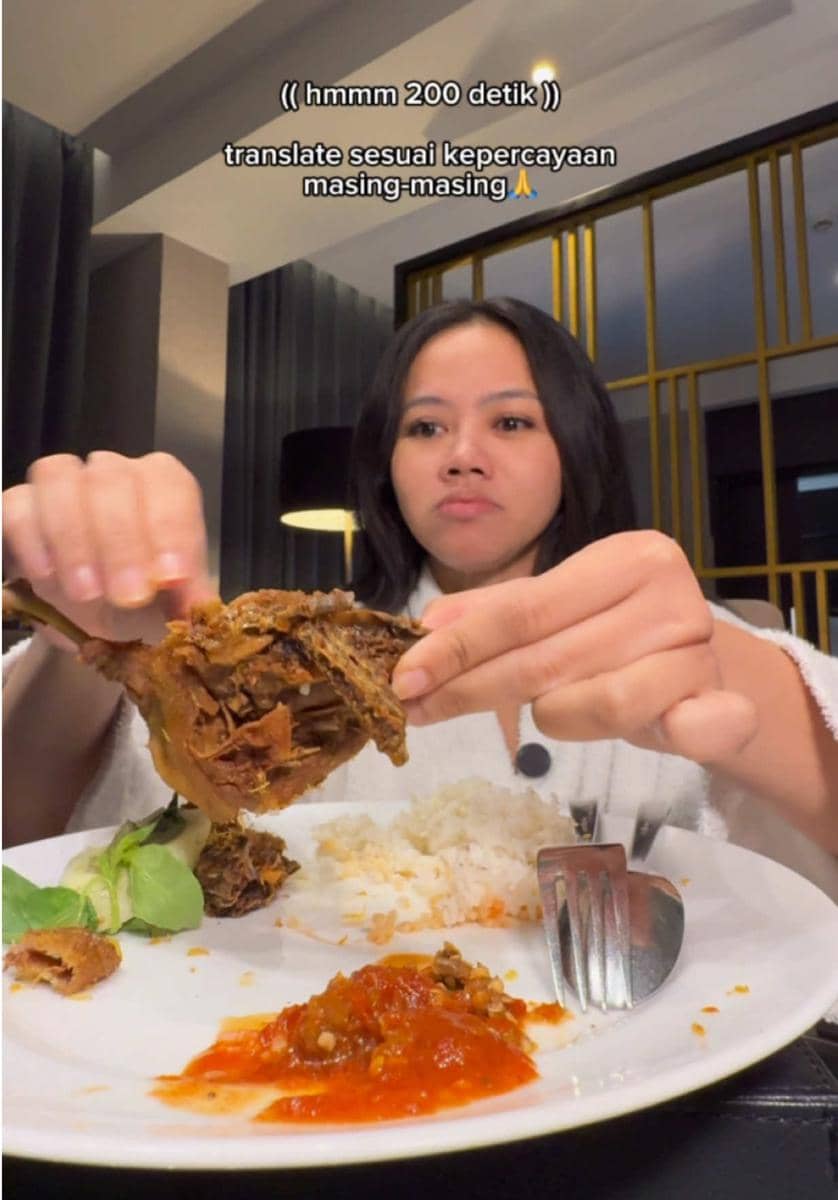 Tangkapan layar Yura Yunita makan bebek goreng di Bebek Papin Surabaya