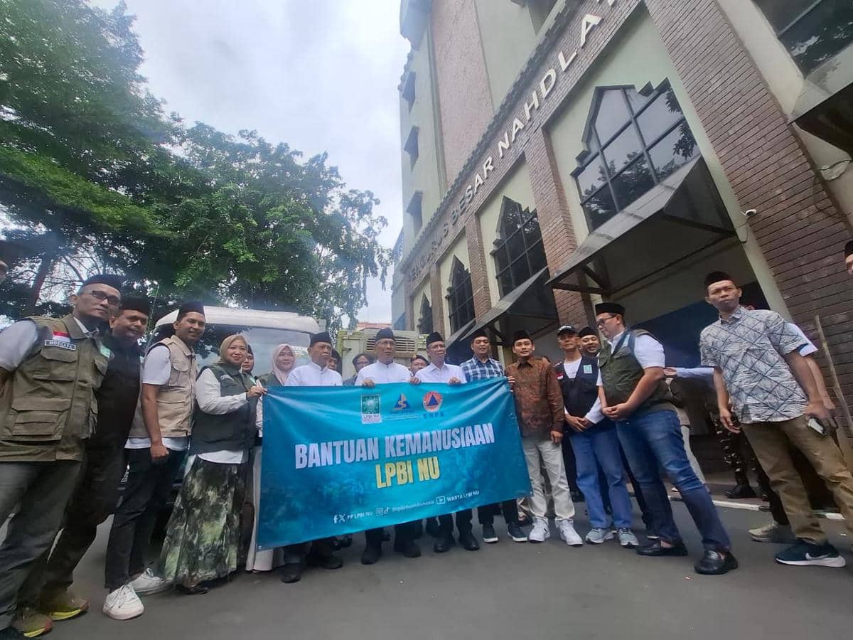 Ketua Umum Pengurus Besar Nahdlatul Ulama (PBNU), KH Yahya Cholil Staquf, melepas keberangkatan Tim Relawan NU Peduli menuju pulau Sumatra (dok. PBNU)