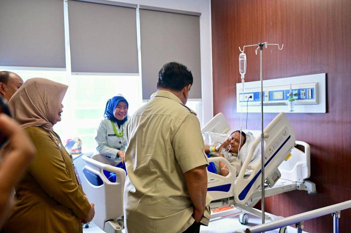 Presiden Prabowo Subianto menjenguk korban yang ditabrak mobil pembawa makan bergizi gratis (MBG), di RSUD Koja, Jakarta Utara, pada Selasa (16/12/2025) (dok. Sekretariat Presiden)