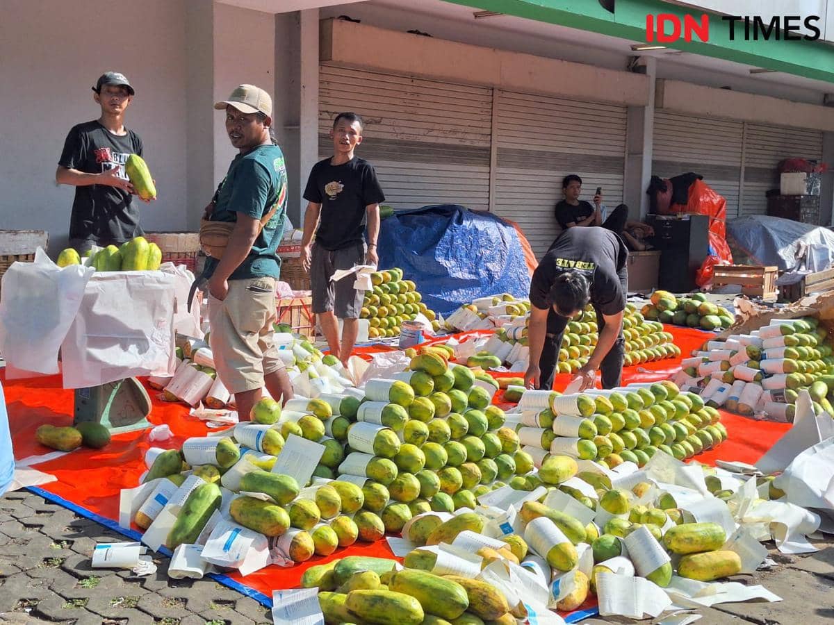 Gubernur DKI Jakarta Pramono Anung meninjau Pasar Induk Kramatjati