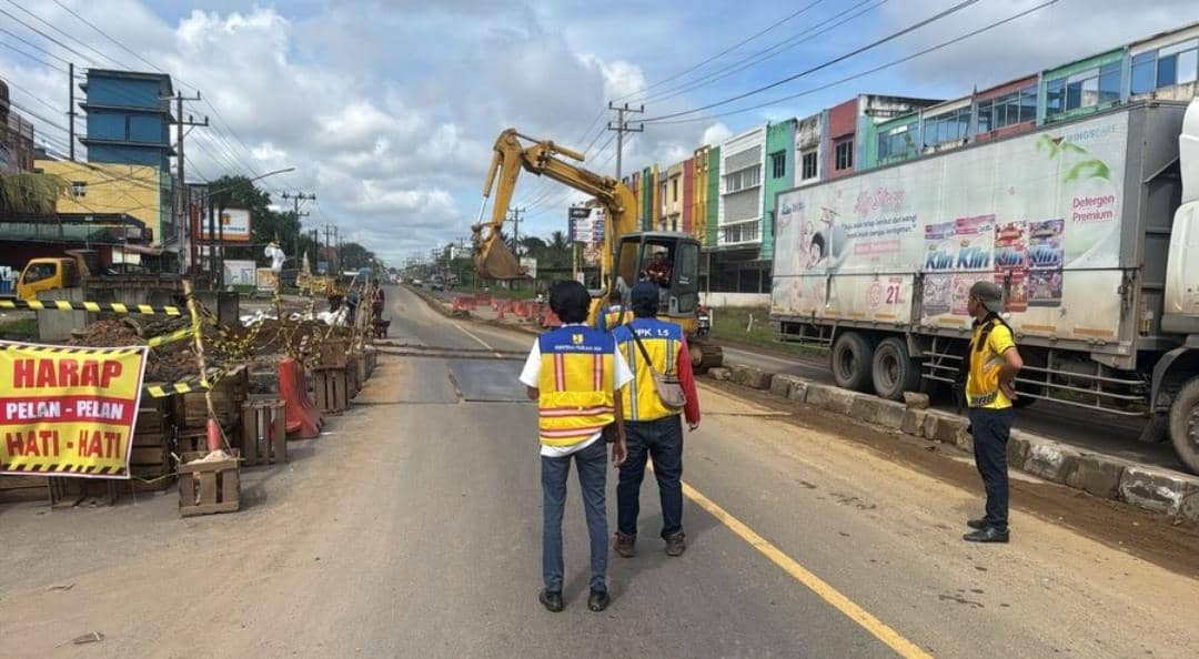 Kondisi jalan amblas di KM 13 Jalintim Betung. (Dok. Polres Banyuasin)