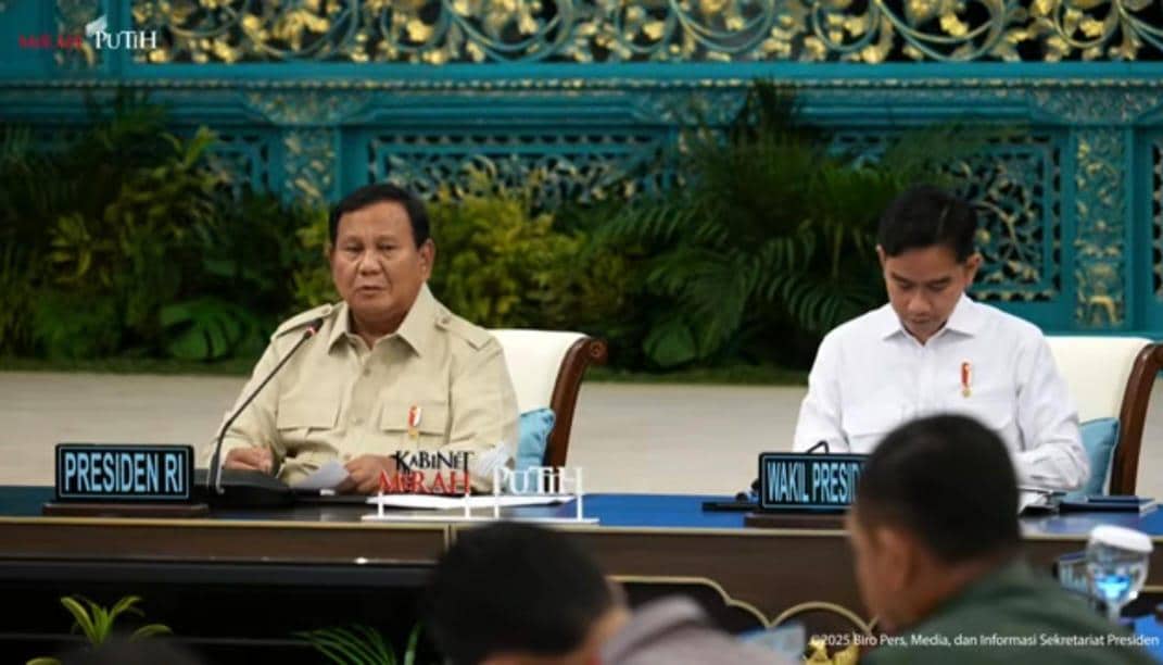 Presiden Prabowo Subianto memberikan arahan kepada kepala daerah se-Papua di Istana Negara, Jakarta,